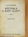 Réztábla a kapu alatt