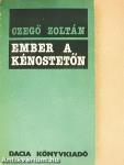 Ember a kénostetőn