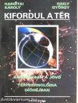 Kifordul a tér