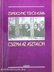 Csizma az asztalon