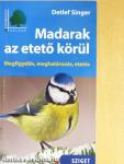 Madarak az etető körül