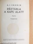 Réztábla a kapu alatt