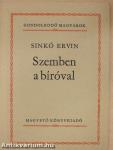 Szemben a bíróval