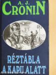 Réztábla a kapu alatt