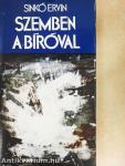 Szemben a bíróval