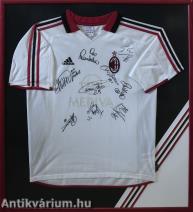 Milan mez (A 2009. áprilisában megrendezett Magyar ligaválogatott - AC Milan gálameccsen többszörösen aláírt szurkolói mez) (Többek közt David Beckham, Ronaldinho, Kaká, Massimo Ambrosini vagy Andriy Shevchenko aláírásával ellátva.)