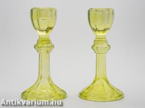 Art deco formába öntött uránzöld üveg gyertyatartó pár 20. század eleje