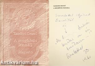 A meghívás fennáll (Tandori Dezső szerző által dedikált, valamint Baranyay András grafikus ajándékozási bejegyzésével ellátott példány) (Védőborító- és előzéktervező: Maurer Dóra)