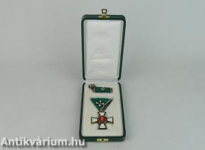 A Magyar Köztársasági Érdemrend középkeresztje kitüntetés Kis díszítménye, szalagsávja és rozettája (polgári tagozat)