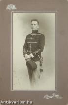 Egy hadnagyi rendfokozatú honvéd huszártisztet ábrázoló fekete-fehér fotográfia Rónai Dénes fényképész egri műhelyéből