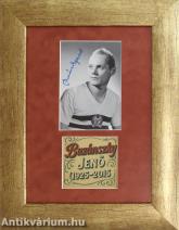 Buzánszky Jenő aláírt fekete-fehér fotója bekeretezve, paszpartuval