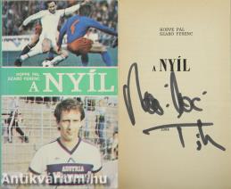 A Nyíl (Nyilasi Tibor labdarúgó által aláírt példány)