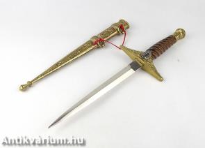 Magyar Honvédség által adományozott dísztőr aranyozott szerelékekkel és hüvellyel, keresztvasán a Magyar Köztársaság koronás címerével