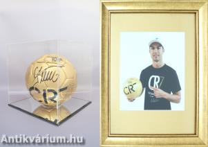 Cristiano Ronaldo által aláírt arany színű bőr futball labda, átlátszó, tükrös aljú, focilabda-kiállító vitrinben