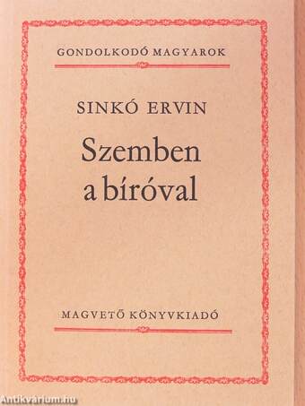 Szemben a bíróval