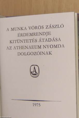 A Munka Vörös Zászló Érdemrendje kitüntetés átadása az Athenaeum Nyomda dolgozóinak (minikönyv)