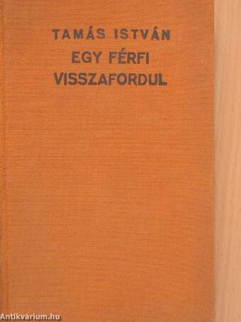 Egy férfi visszafordul