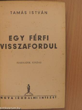 Egy férfi visszafordul