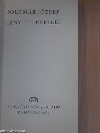 Lány útlevéllel