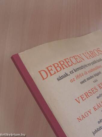 Debrecen várossának, ez keresztyén res-publicanak, naponként Árvíz képpen nevekedett, ez esztendő forgásiban végben ment siralmas sorsainak, keserves meg bántódásinak, helytelen Expensainak egy néhány versekben foglalt Compendiuma