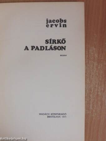 Sírkő a padláson