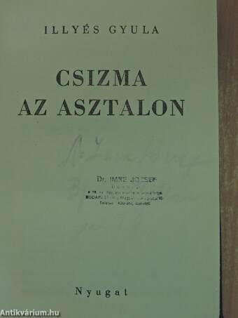 Csizma az asztalon