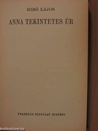 Anna tekintetes úr