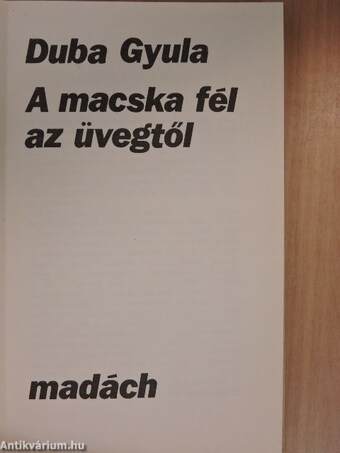 A macska fél az üvegtől