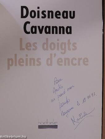 Les doigts pleins d'encre