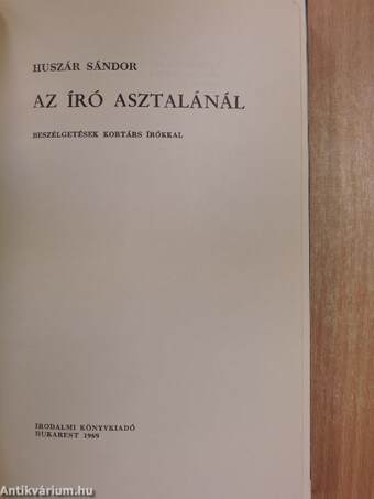 Az író asztalánál