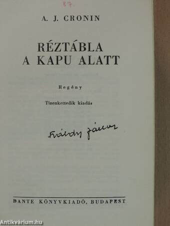 Réztábla a kapu alatt