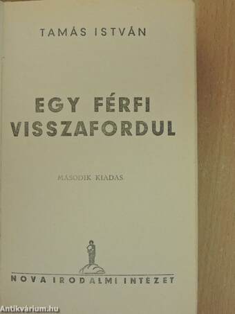 Egy férfi visszafordul