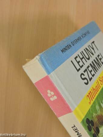 Lehunyt szemmel