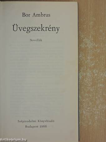 Üvegszekrény