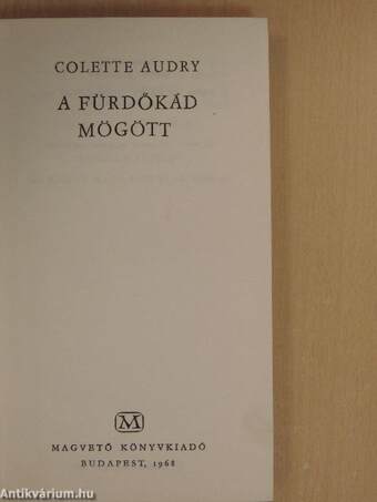 A fürdőkád mögött