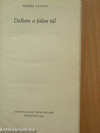 Dallam a falon túl