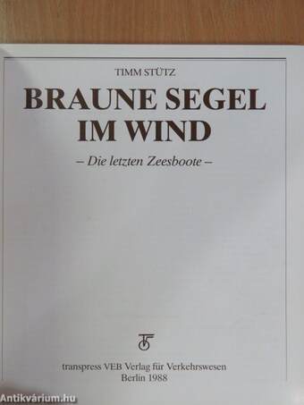 Braune Segel im Wind