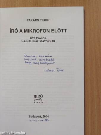 Író a mikrofon előtt (dedikált példány)