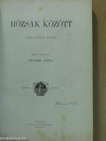 Rózsák között