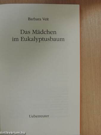 Das Mädchen im Eukalyptusbaum