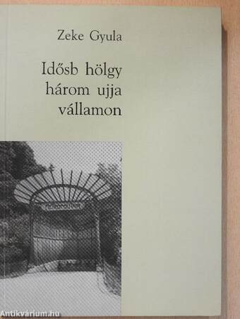 Idősb hölgy három ujja vállamon