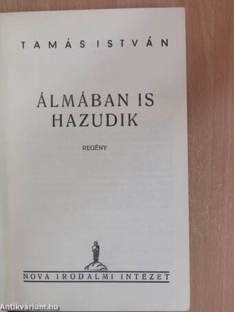 Álmában is hazudik