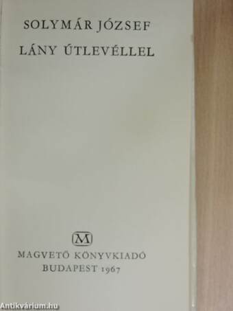 Lány útlevéllel