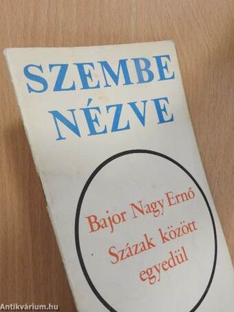 Százak között egyedül