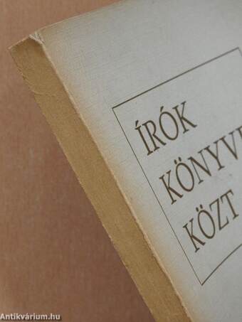 Írók könyvek közt