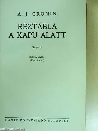 Réztábla a kapu alatt