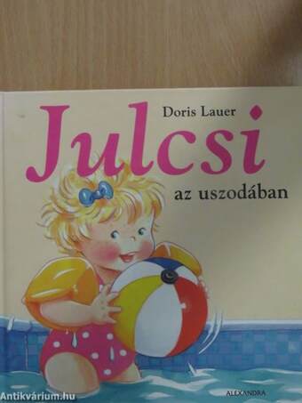 Julcsi az uszodában