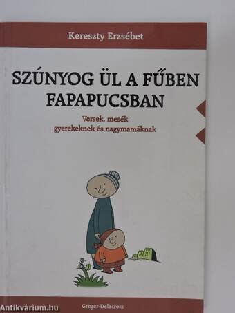 Szúnyog ül a fűben fapapucsban