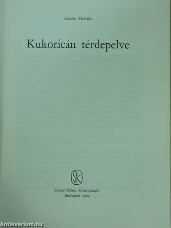 Kukoricán térdepelve