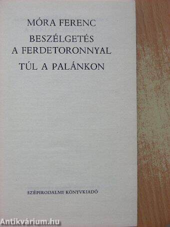 Beszélgetés a ferde toronnyal/Túl a palánkon